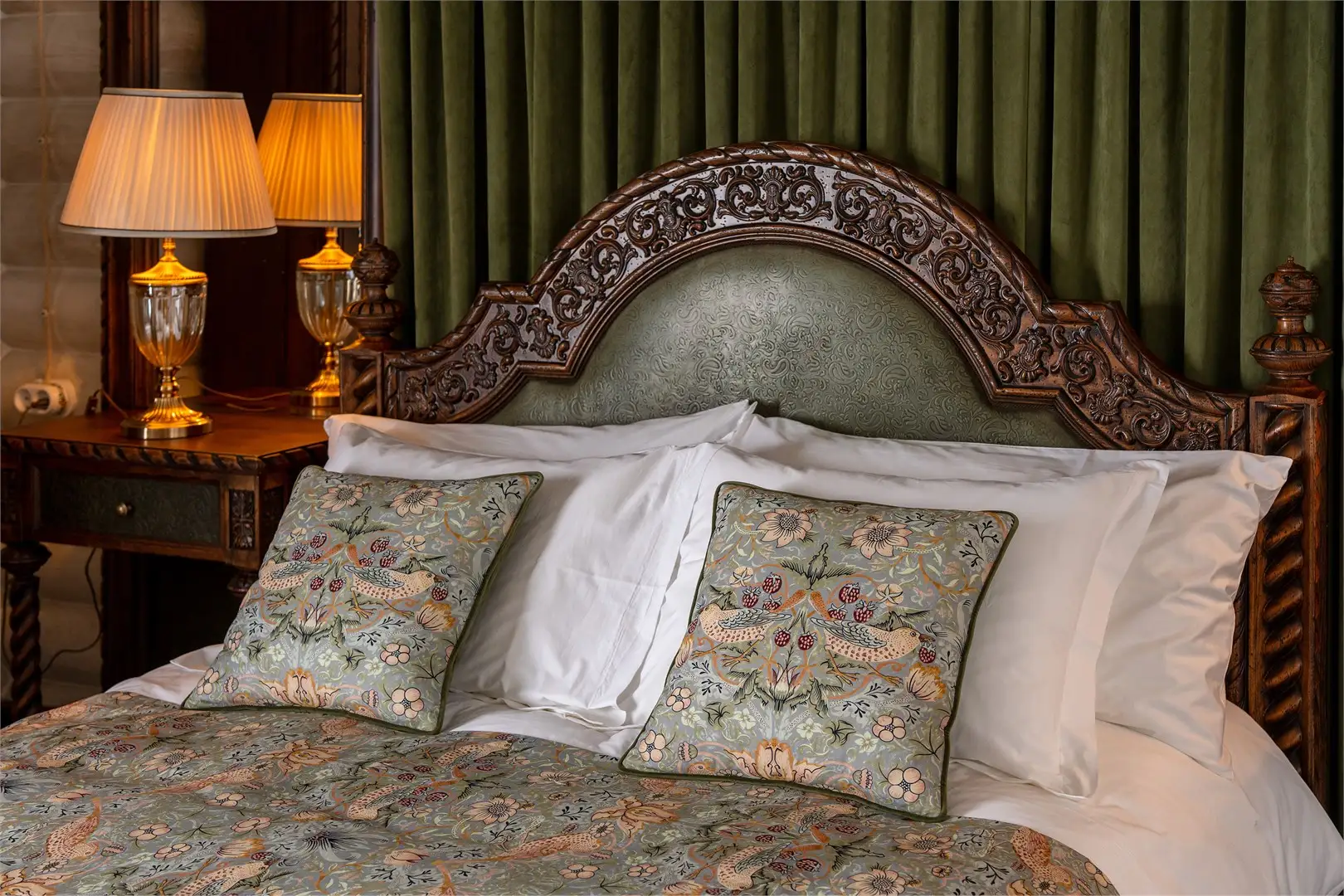 Кровать queen size с резным изголовьем