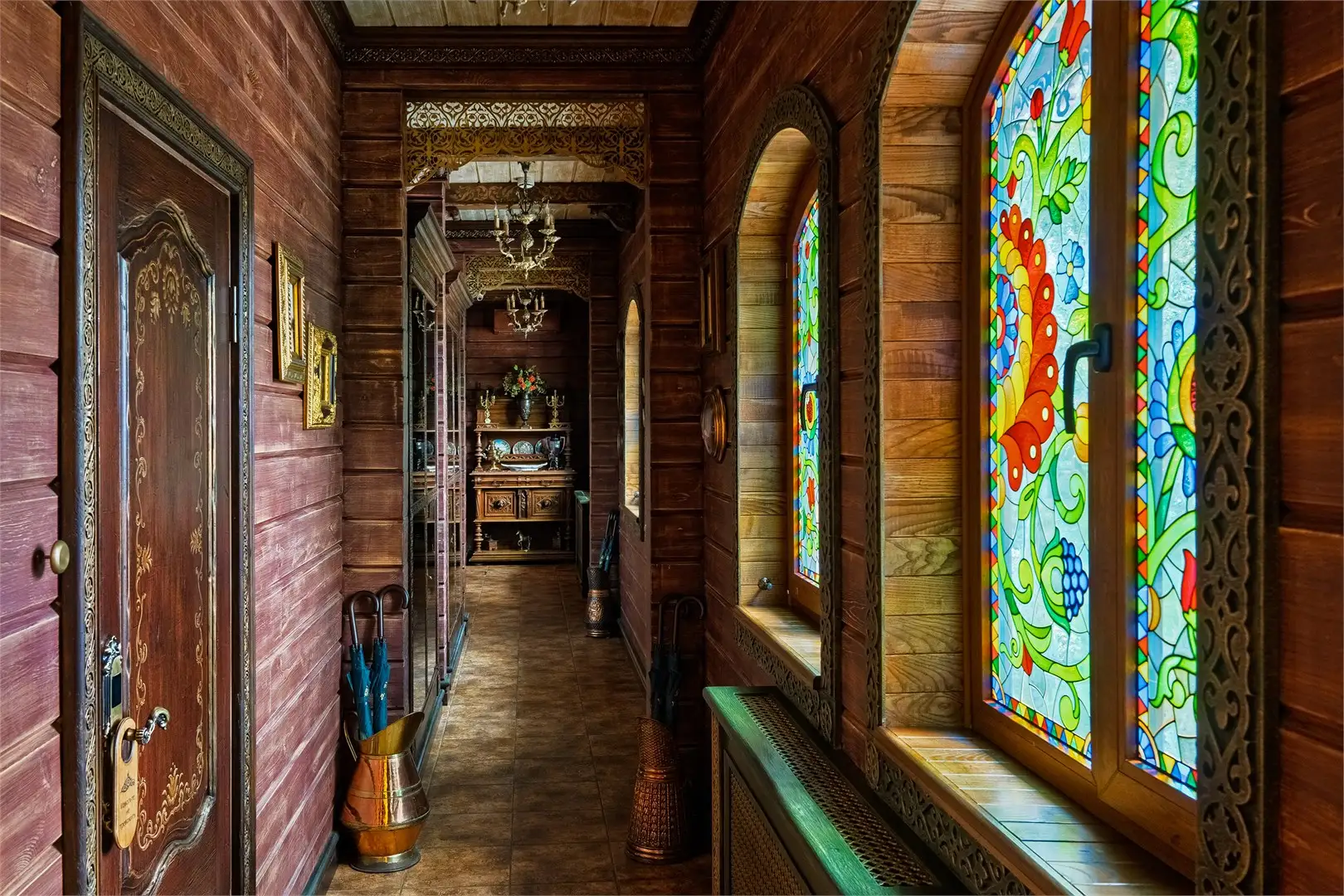 Коридор с витражными окнами